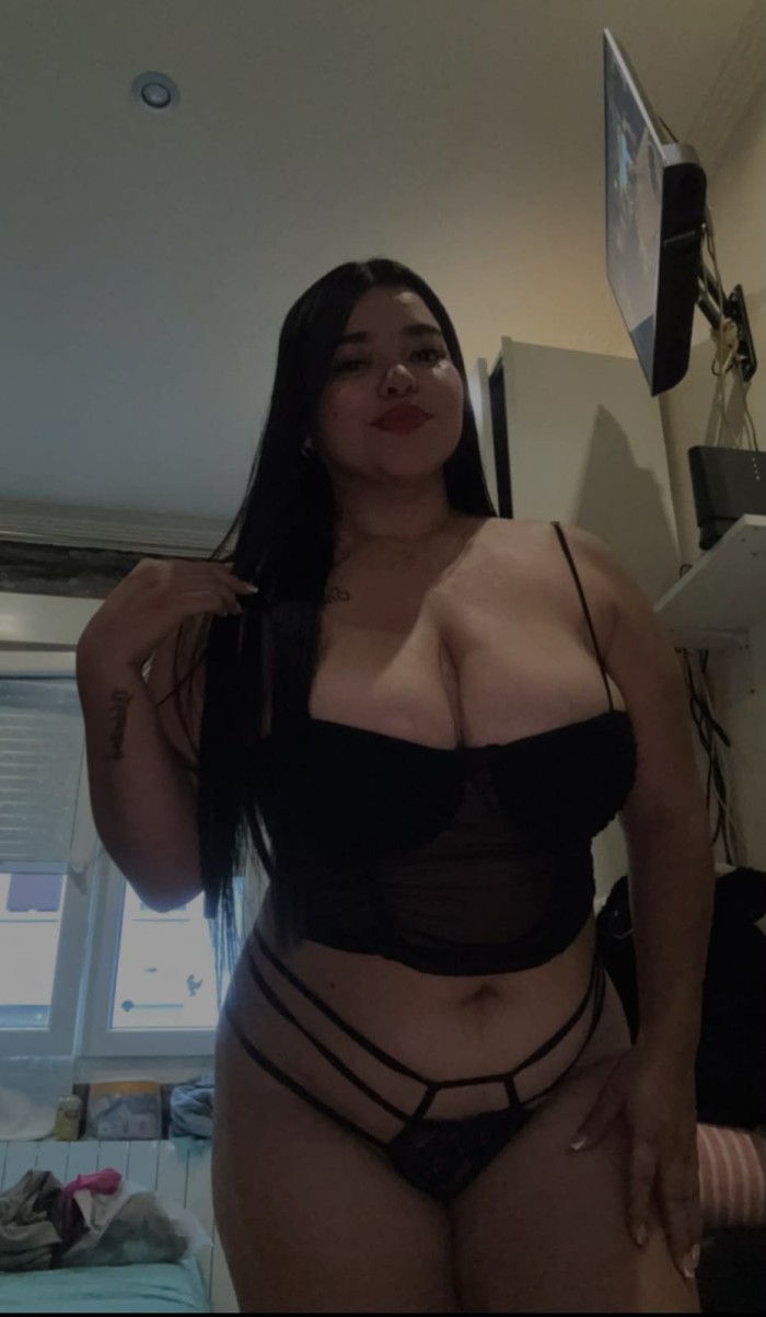 POR SANTUTXU – COLOMBIANA DE LUJO MORBOSA Y JUGUETONA