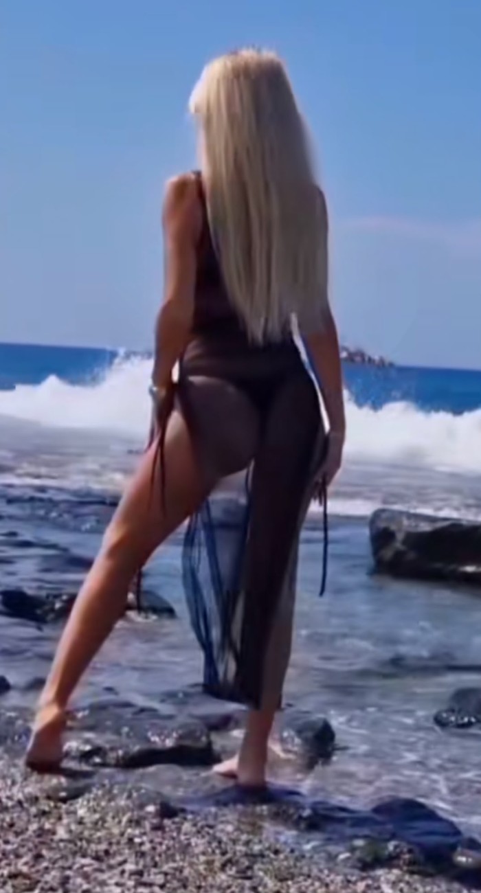 Rubia complaciente y cariñosa