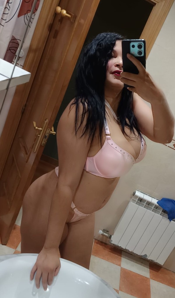 NUEVA TETONA ME ENCANTAN LAS POLLAS TRAVIESAS/ FIESTERA/ PONFERRADA