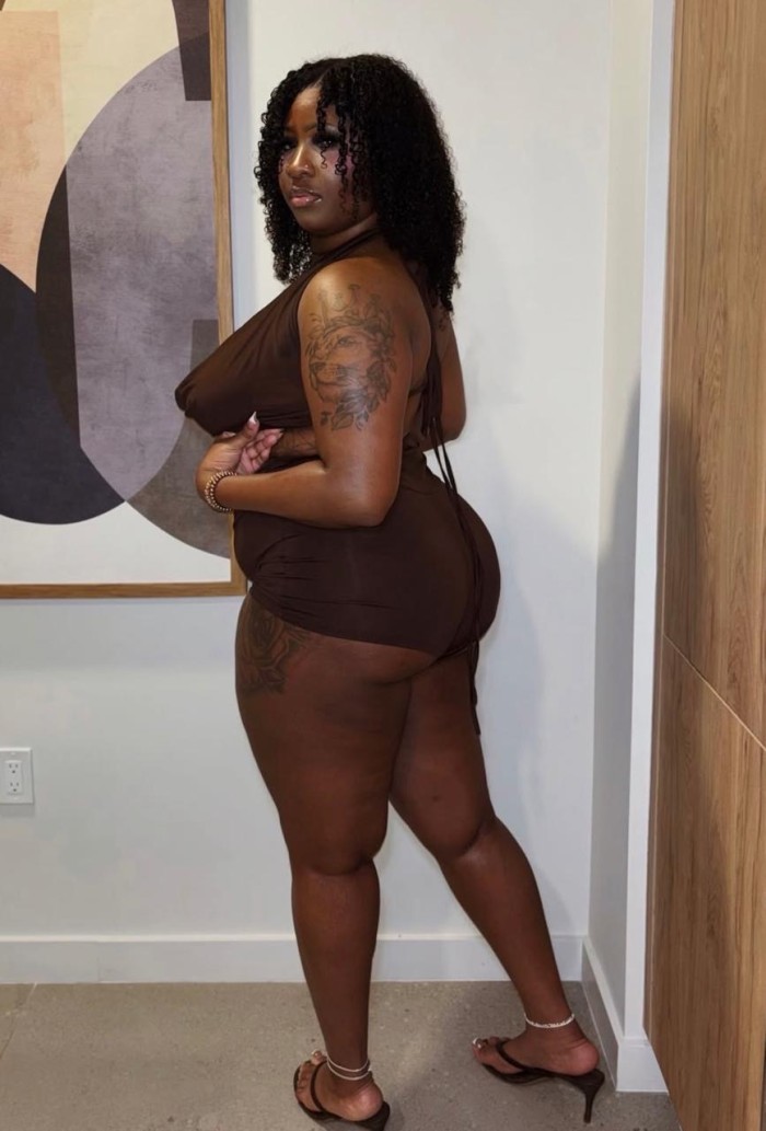 Exótica tetas grande culo grande un mujer completa