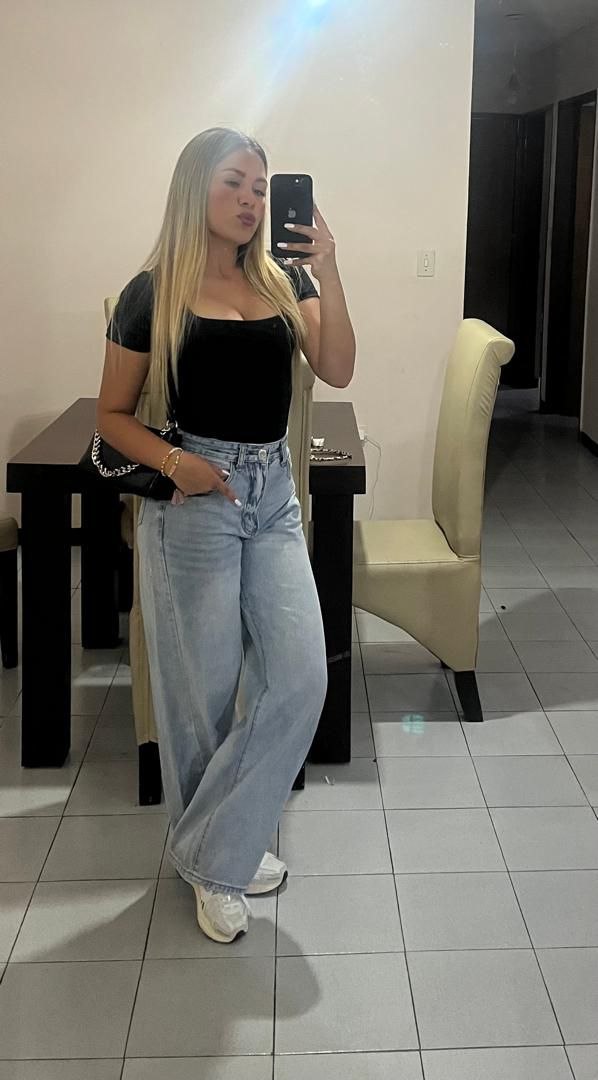 SHARON, RUBIA VENEZOLANA CON GANAS DE FIESTA