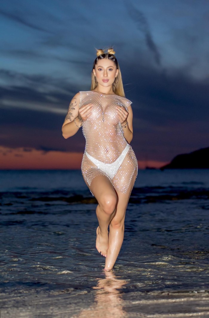 ESCORT RUBIA CON CUERPO DE INFARTO EN CALA DE BOU