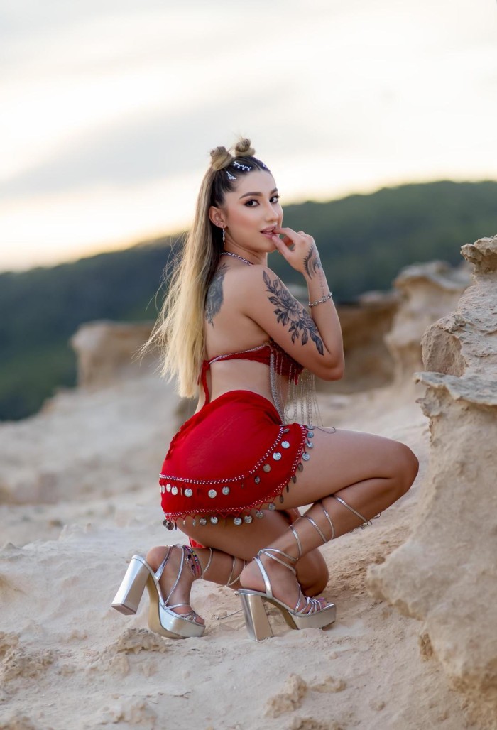 ESCORT RUBIA CON CUERPO DE INFARTO EN CALA DE BOU