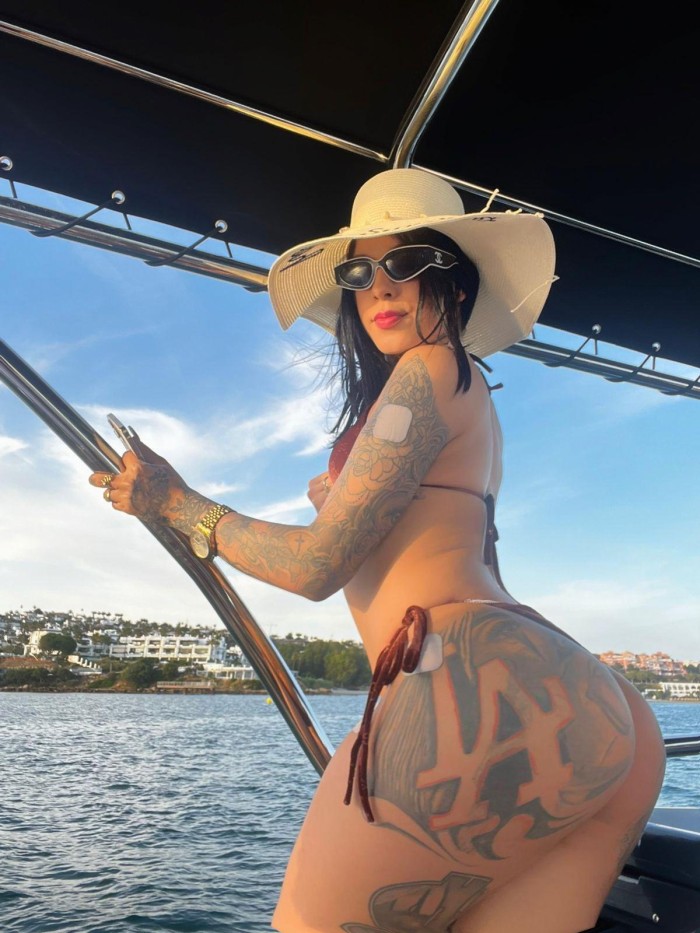 Niña fiestera jugetona  pollona mamadora