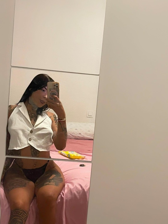 Niña fiestera jugetona pollona mamadora