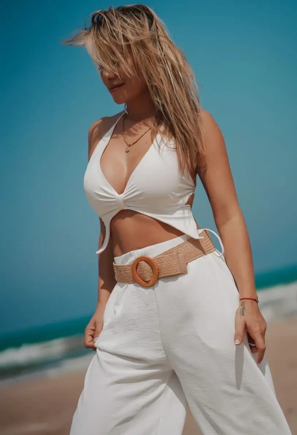 Aventura y risueña latina