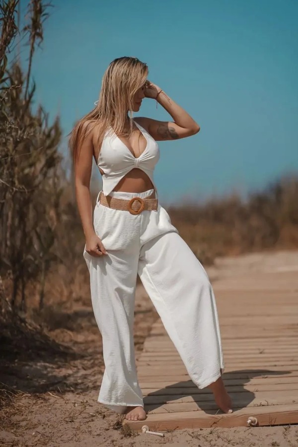 Aventura y risueña latina