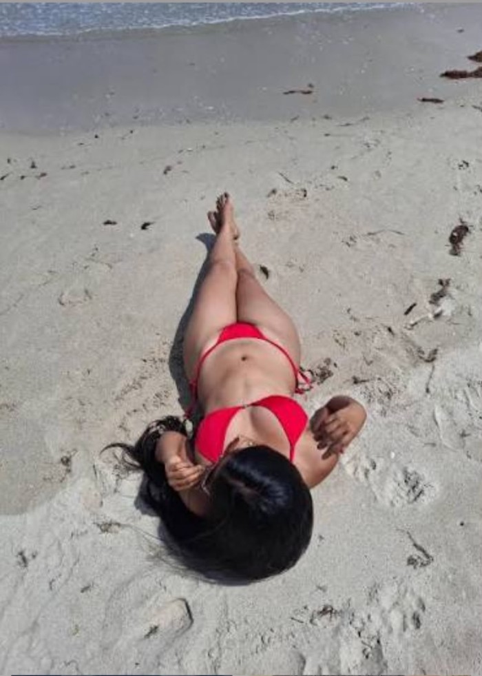NIÑATA CAÑERA Y ENROLLADA EN PLAYA D´EN BOSSA 24H