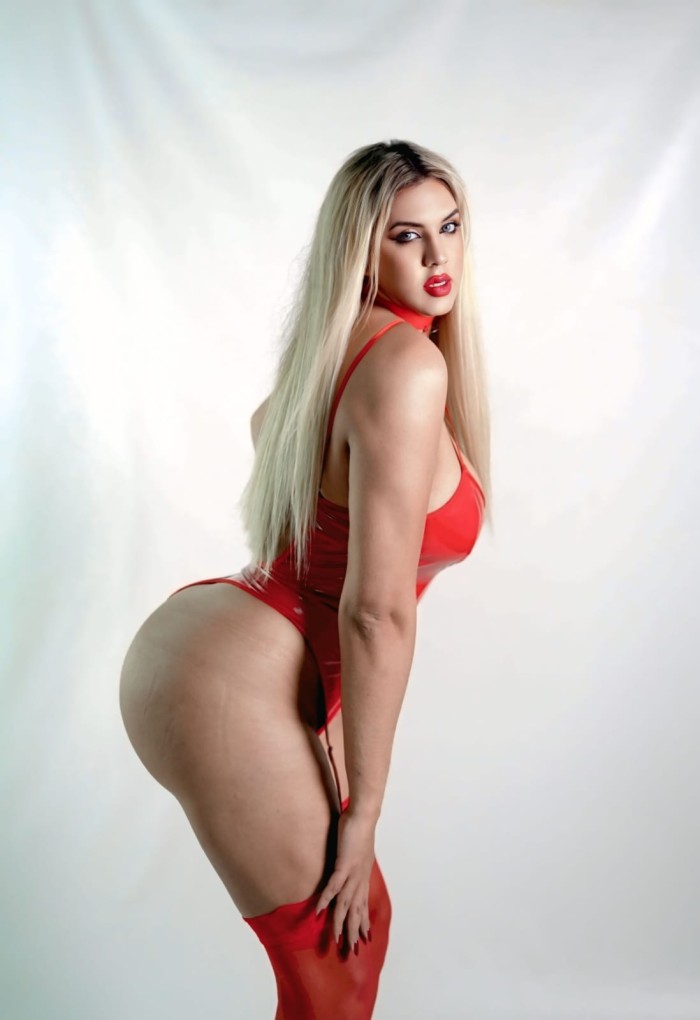Activa y pasiva fiestera trato de novios implicada