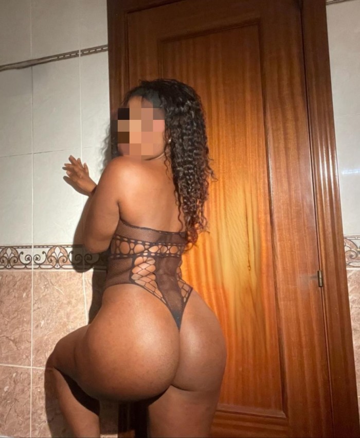 JOVEN MORENA, ENCANTADORA RECIEN LLEGADA