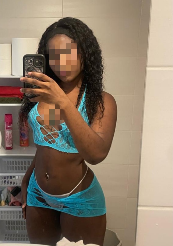 JOVEN MORENA, ENCANTADORA RECIEN LLEGADA