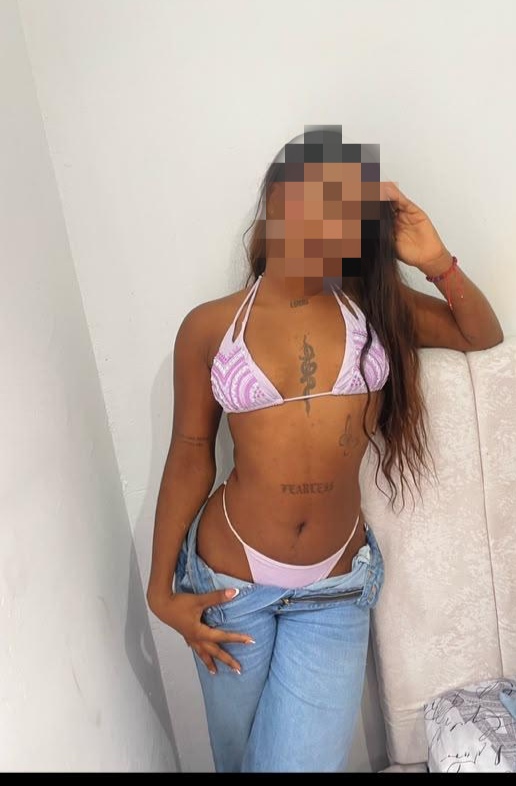 MORENAZA, DELGADA Y JOVEN, CERCA A ESTACION DE TRE