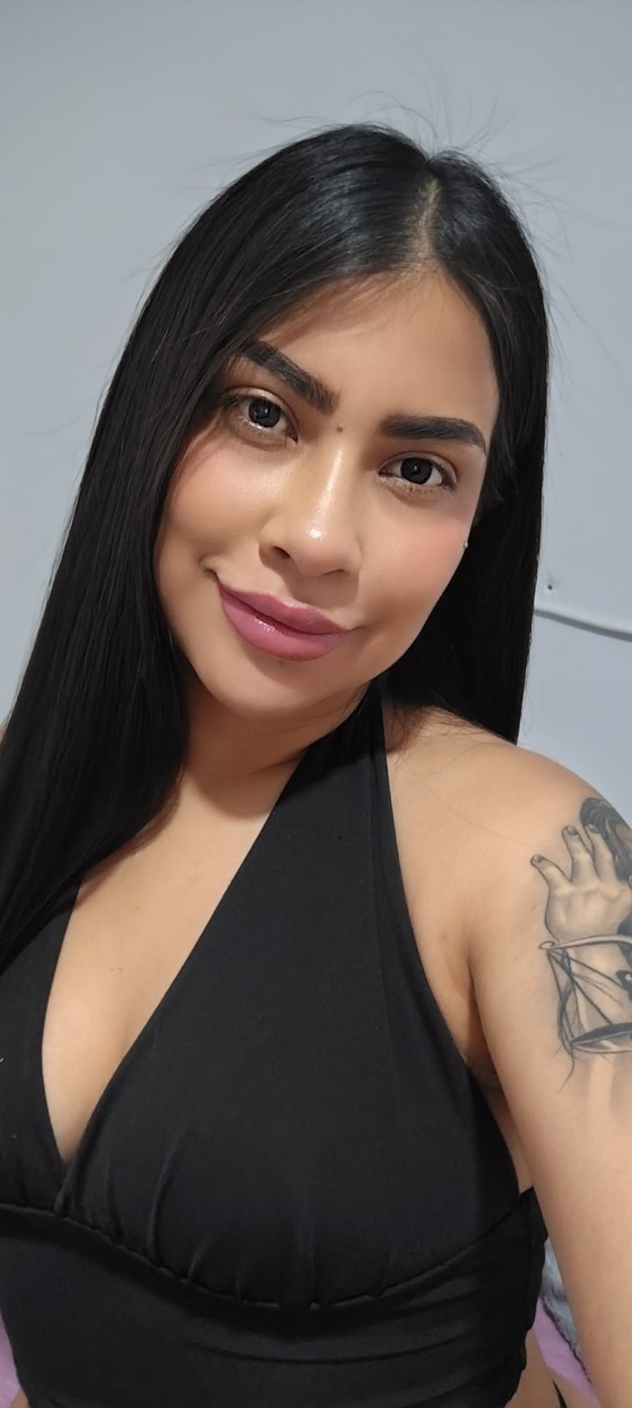 LATINA JUGUETONA Y ATREVIDA