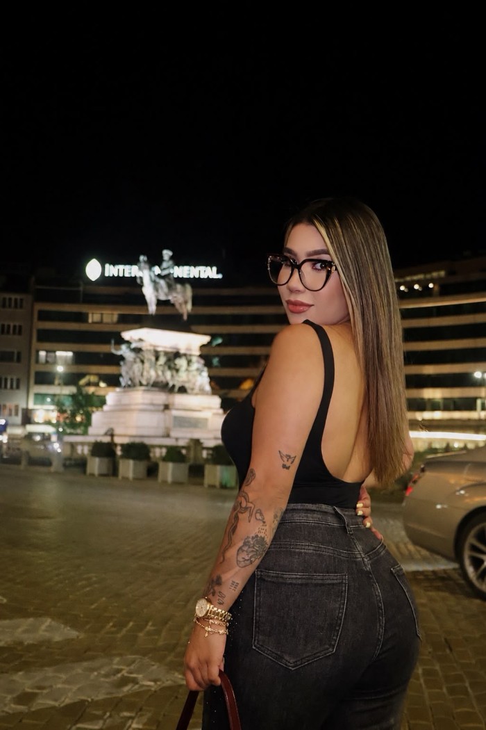 Una preciosa rubia, curvas que enamoran
