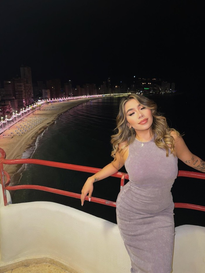 Una preciosa rubia, curvas que enamoran