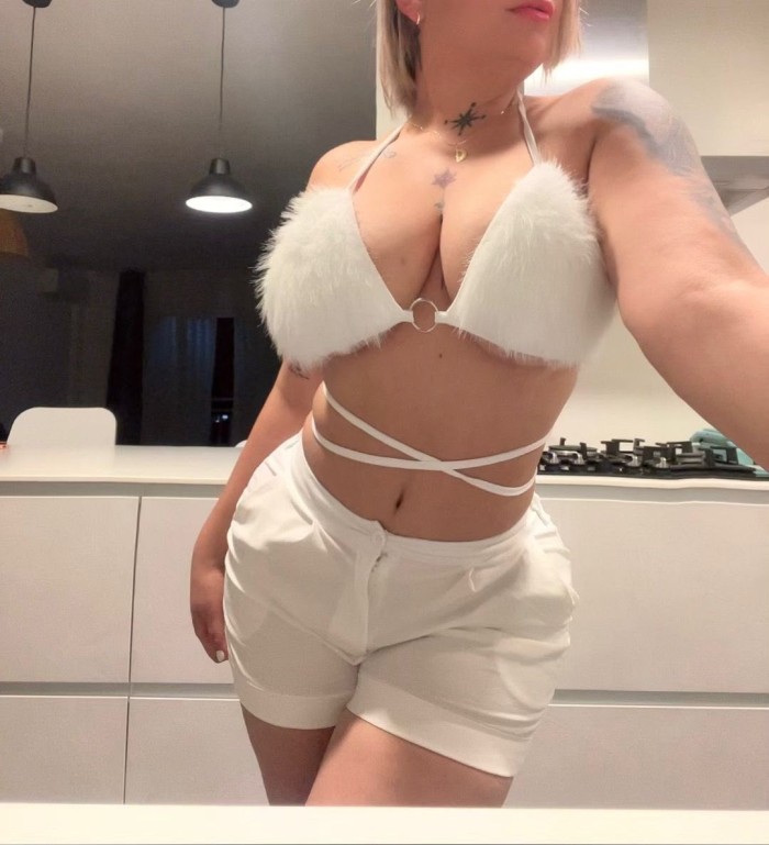 Rubia guapa cuerpazo ardiente fiestera mucho morbo
