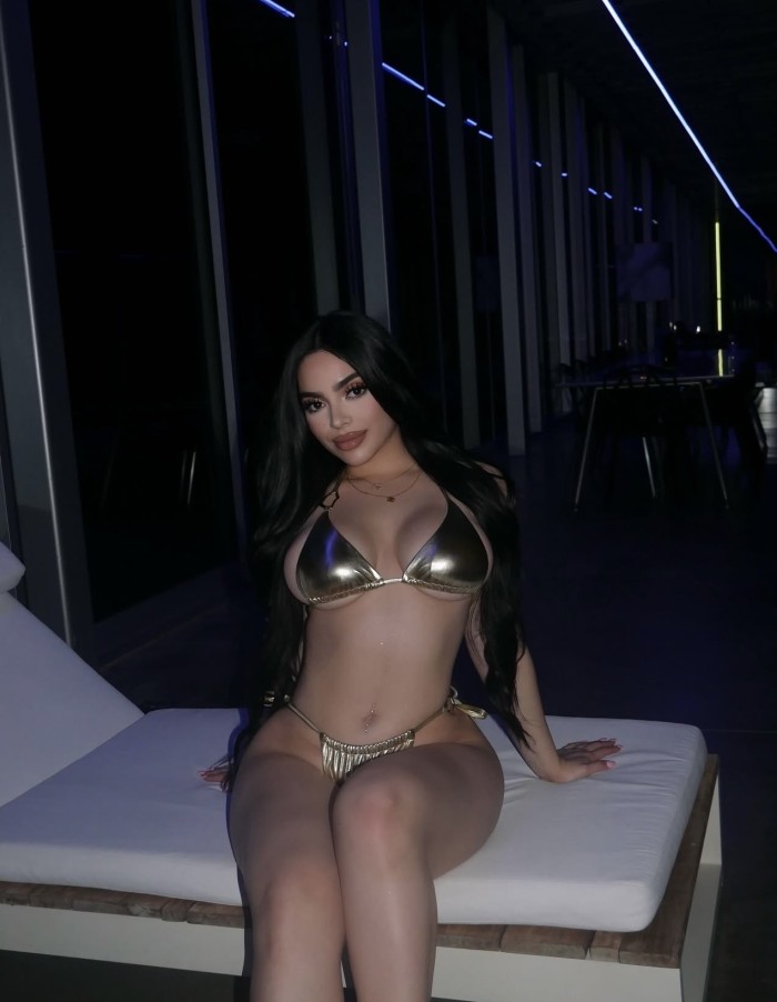 TRAVIESA Y APASIONADA CON GRAN CULO MUY CALIENTE