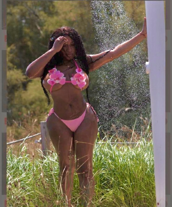 CALIENTE BLACK WOMAN PECHOS XXL