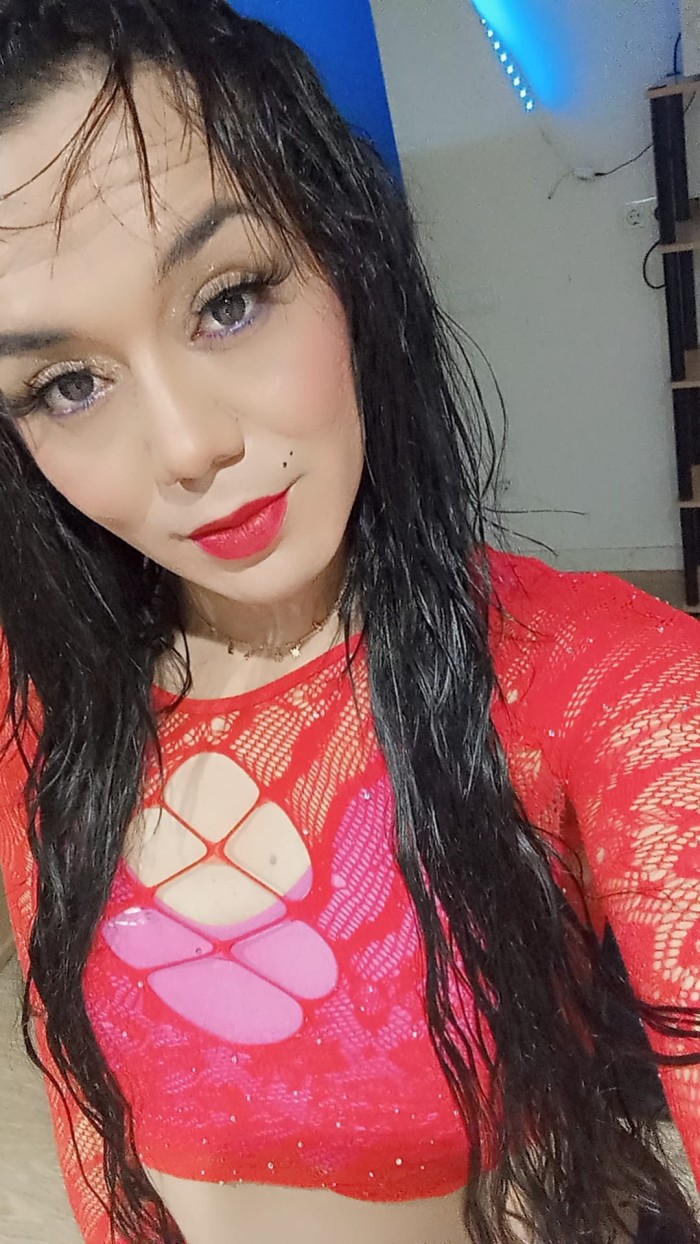 Deliciosa jovencita trans, siempre dura y cachonda
