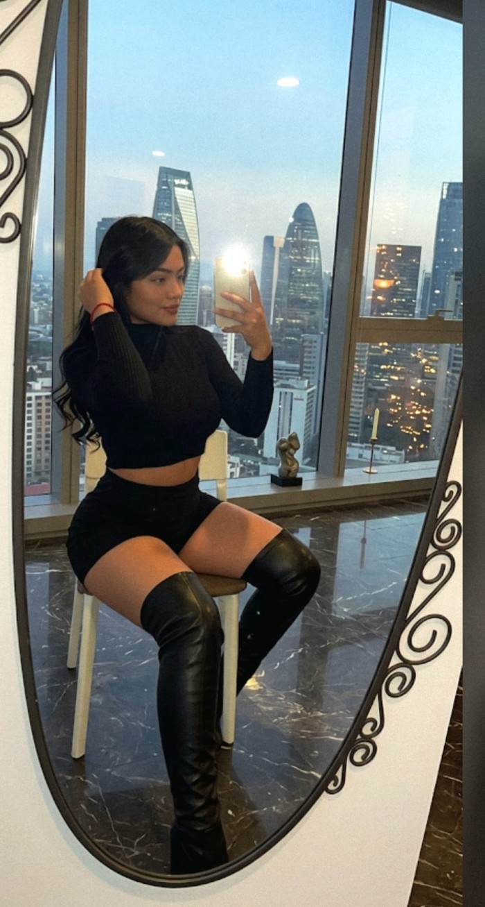 Dahiana una mujer guapa complaciente