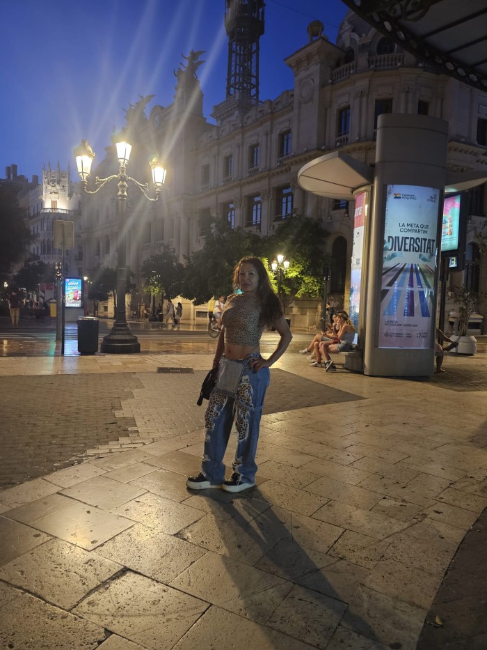 TRANS LUJURIOSA FIESTERA COMPLACIENTE SOLO SALIDAS