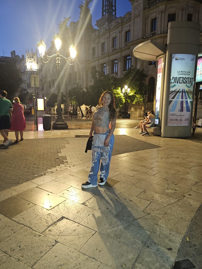 TRANS LUJURIOSA FIESTERA COMPLACIENTE SOLO SALIDAS