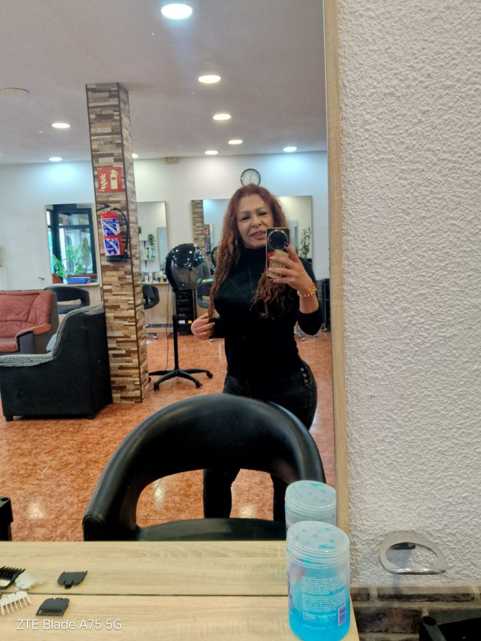 TRANS LUJURIOSA FIESTERA COMPLACIENTE SOLO SALIDAS