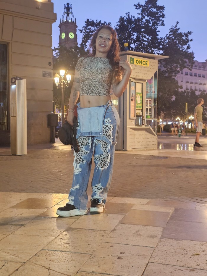 TRANS LUJURIOSA FIESTERA COMPLACIENTE SOLO SALIDAS