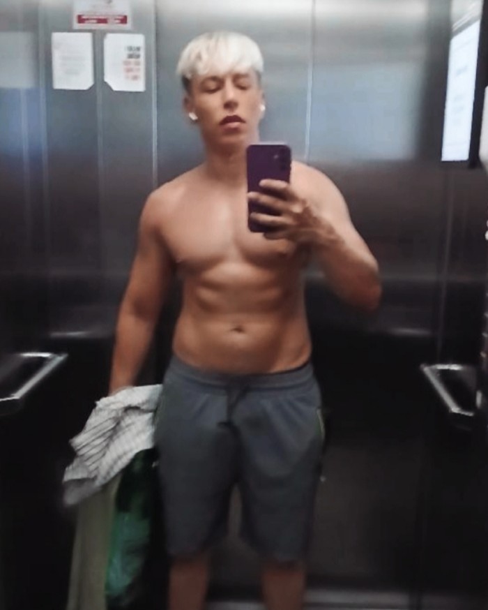 Masajes cuerpo a cuerpo com verga dura XXL detrás!