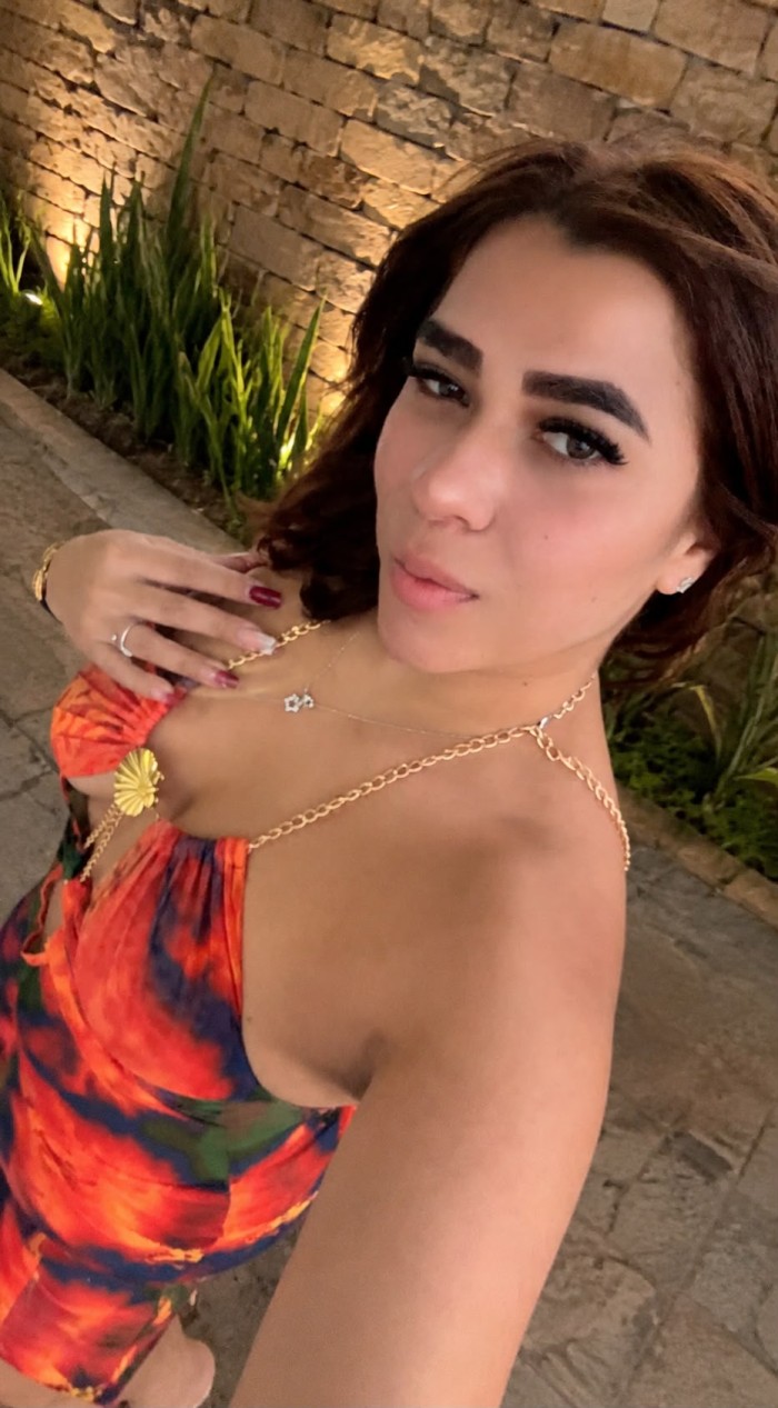 Chica guapa extrovertida y carismática y cariños