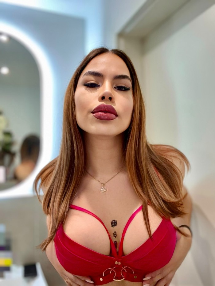 SARITA, FEMENINA Y COMPLACIENTE