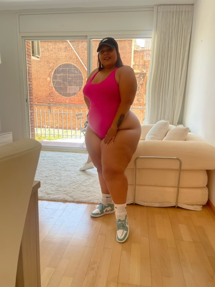 VEN Y FOLLAME MUY DURO MI CUERPO ARDE DE PLACER