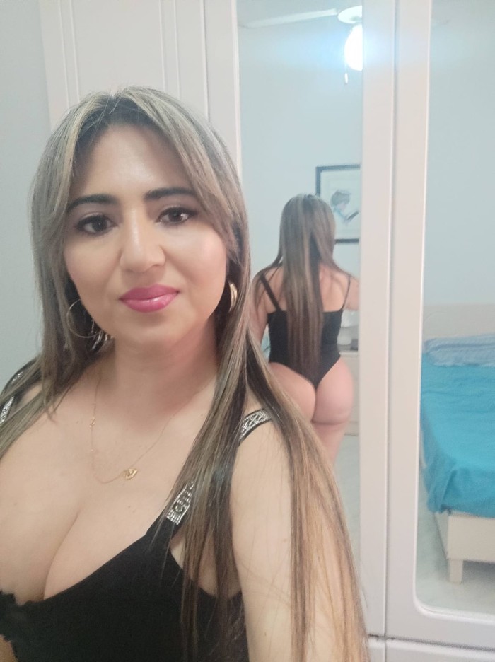 Estupenda COLOMBIANA diosa putona toda para ti llamame y quedamos