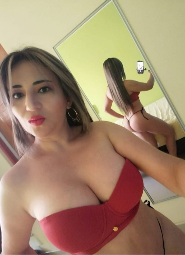 Estupenda COLOMBIANA diosa putona toda para ti llamame y quedamos