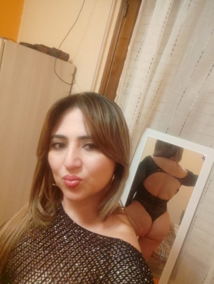 Estupenda COLOMBIANA diosa putona toda para ti llamame y quedamos