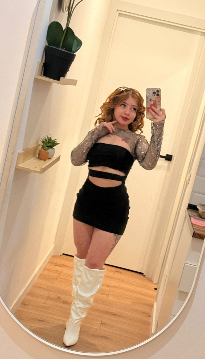 RUBIA DIVINA UNIVERSITARIA CANDENTE Y MORBOSA