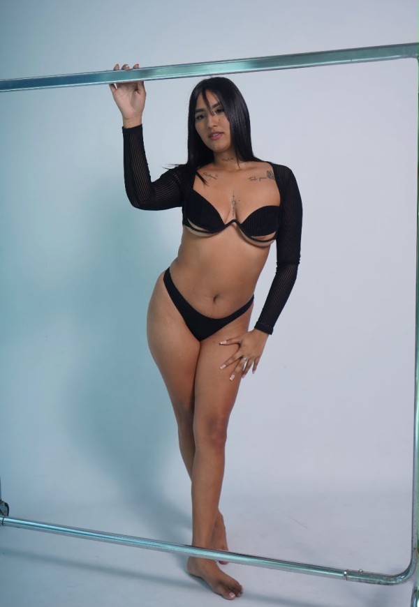 Morena joven y muy guapa