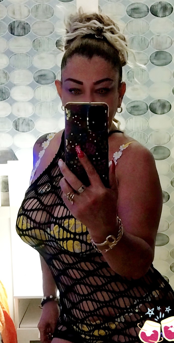 COLOMBIANA DE PIEL CANELA EXPLOSIVA