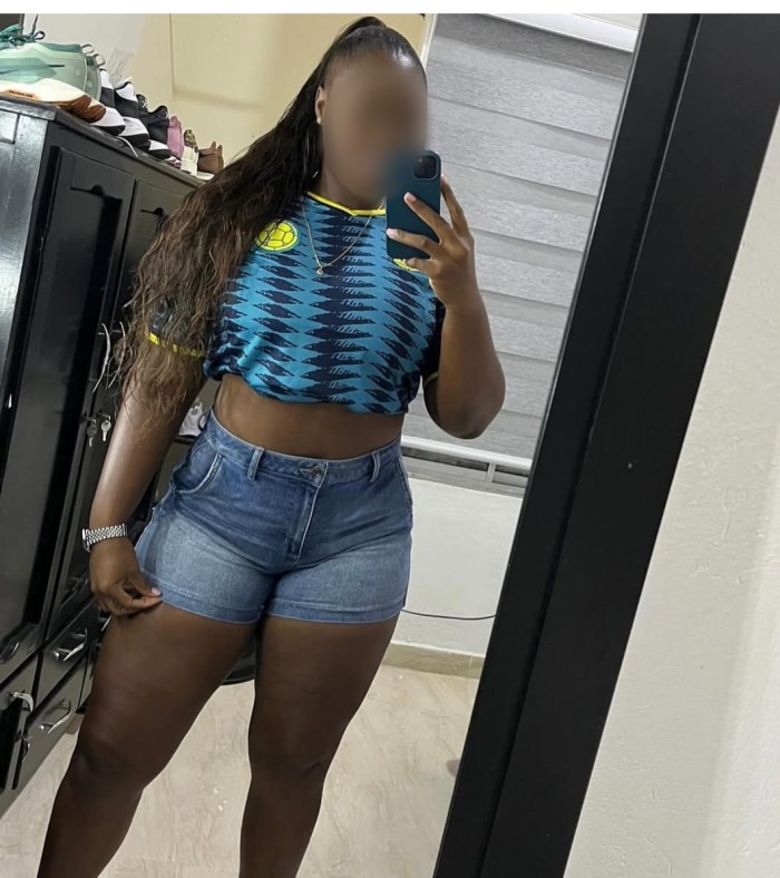 MORENA CON CULAZO EN VECINDARIO