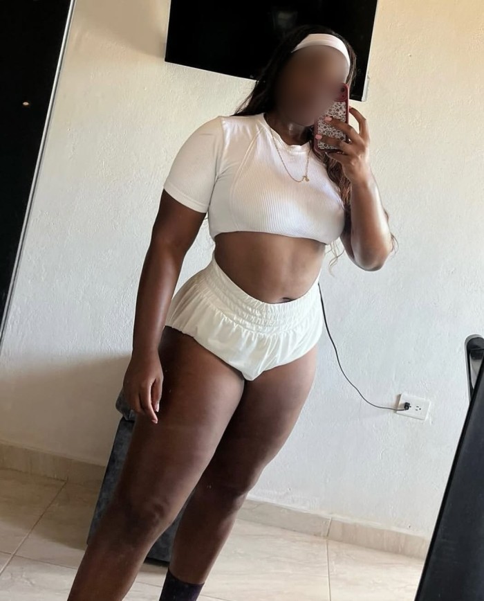 MORENA CON CULAZO EN VECINDARIO