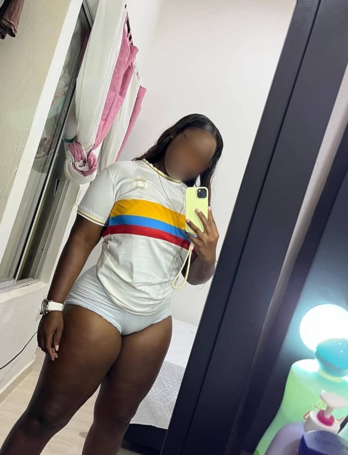 MORENA CON CULAZO EN VECINDARIO