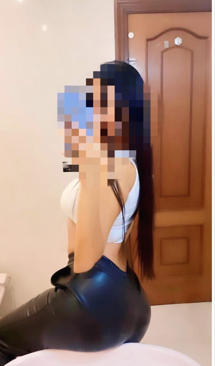 Morenaza delgada masajista con experiencia torelax