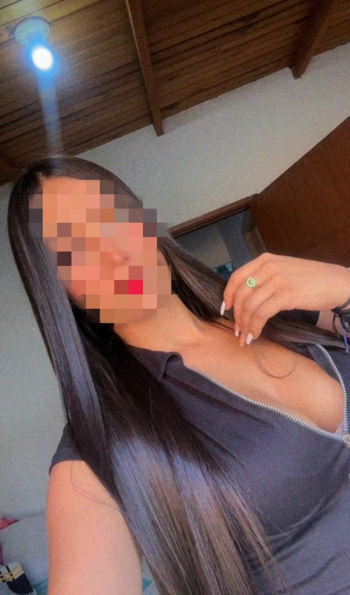 Morenaza delgada masajista con experiencia torelax