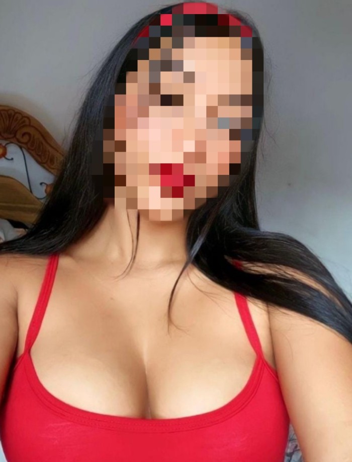 Morenaza delgada masajista con experiencia torelax