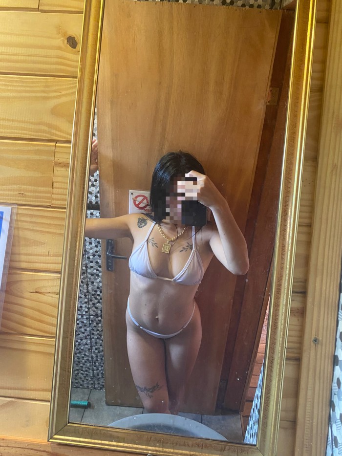 JOVENCITA SEXY Y ENROLLADA EN PLAYA D’EN BOSSA