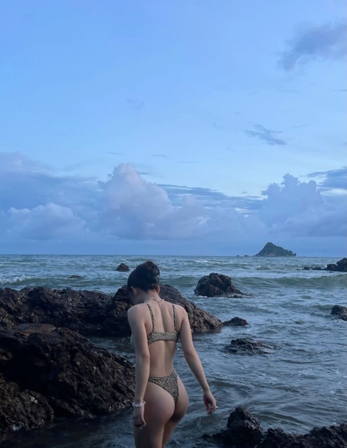 JOVENCITA SEXY Y ENROLLADA EN PLAYA D’EN BOSSA