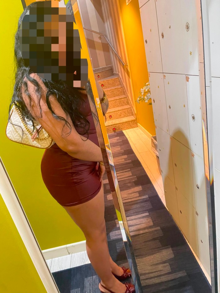 FIESTERA A TOPE ESTOY PARA COMPLACERTE Y DISFRUTAR