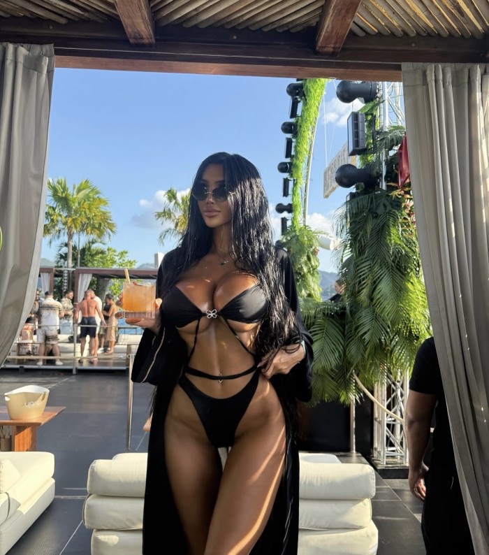 Morena sexy atrevida muy cachonda y viciosa