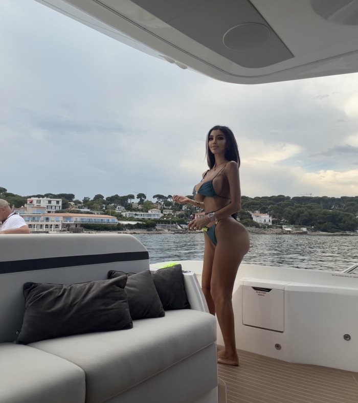 Morena sexy atrevida muy cachonda y viciosa