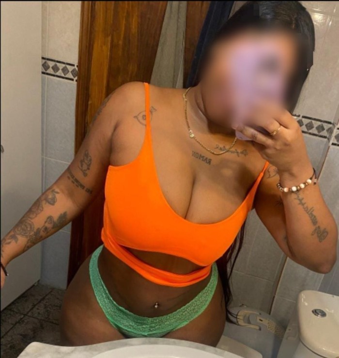 EN LAS HUESAS MORENAZA FIESTERA CON GANAS DE SEXO